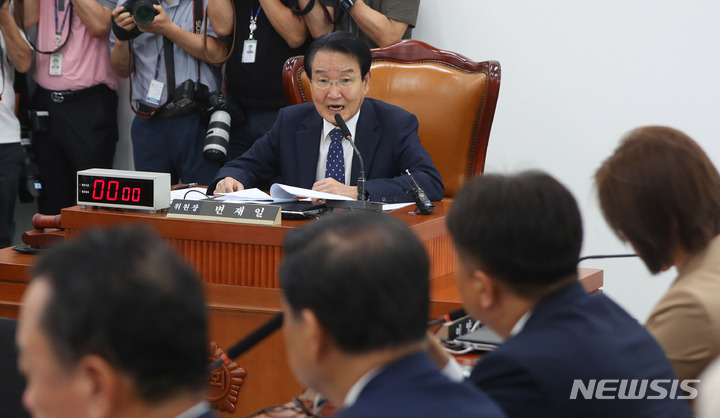 [서울=뉴시스] 추상철 기자 = 변재일 윤리특위 위원장이 30일 오전 서울 여의도 국회에서 열린 윤리특별위원회 전체회의에서 발언하고 있다. 2023.05.30. scchoo@newsis.com