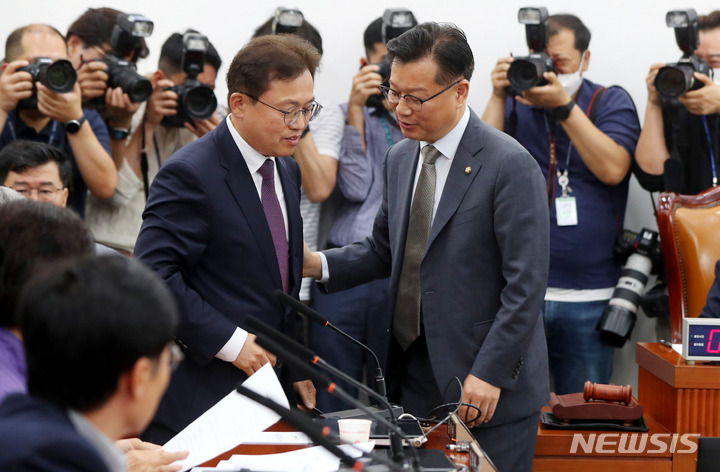 [서울=뉴시스] 추상철 기자 = 윤리특위 송기헌 야당 간사와 이양수 여당 간사가 30일 오전 서울 여의도 국회에서 열린 윤리특별위원회 전체회의에서 대화하고 있다. 2023.05.30. scchoo@newsis.com