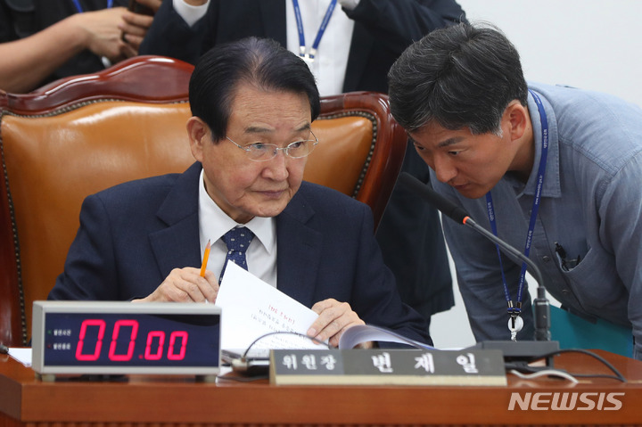 [서울=뉴시스] 추상철 기자 = 변재일 윤리특위 위원장이 30일 오전 서울 여의도 국회에서 열린 윤리특별위원회 전체회의에서 회의 준비를 하고 있다. 2023.05.30. scchoo@newsis.com