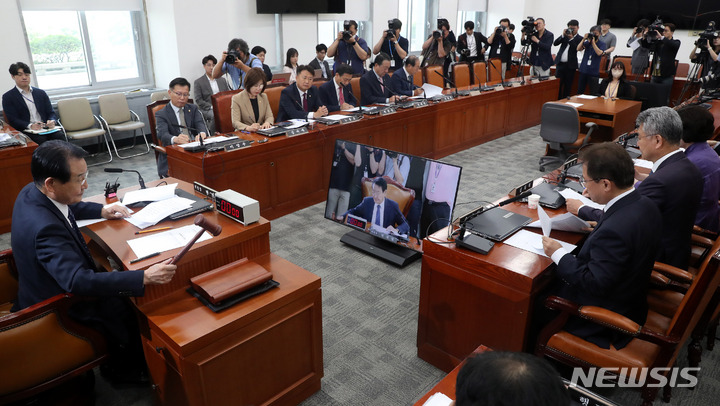 [서울=뉴시스] 추상철 기자 = 변재일 윤리특위 위원장이 30일 오전 서울 여의도 국회에서 열린 윤리특별위원회 전체회의에서 의사봉을 두드리고 있다. 2023.05.30. scchoo@newsis.com