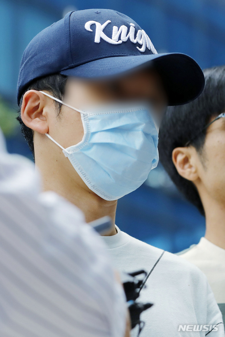 [서울=뉴시스] 최동준 기자 = 아버지를 살해하고 시신을 숨긴 혐의를 받고 있는 김모 씨가 30일 서울 도봉구 서울북부지방법원에서 열린 영장실질심사에 출석하고 있다. 2023.05.30. photocdj@newsis.com