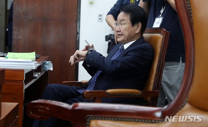 [서울=뉴시스] 추상철 기자 = 변재일 윤리특위 위원장이 30일 오전 서울 여의도 국회에서 열린 윤리특별위원회 전체회의에서 의사봉을 두드리고 있다. 2023.05.30. scchoo@newsis.com