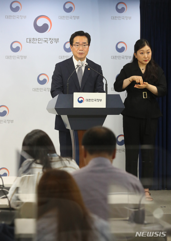 [서울=뉴시스] 배훈식 기자 = 정황근 농림축산식품부 장관이 30일 오전 서울 종로구 정부청사에서 외국인 계절근로제도 개선방안 브리핑을 하고 있다. 2023.05.30. dahora83@newsis.com