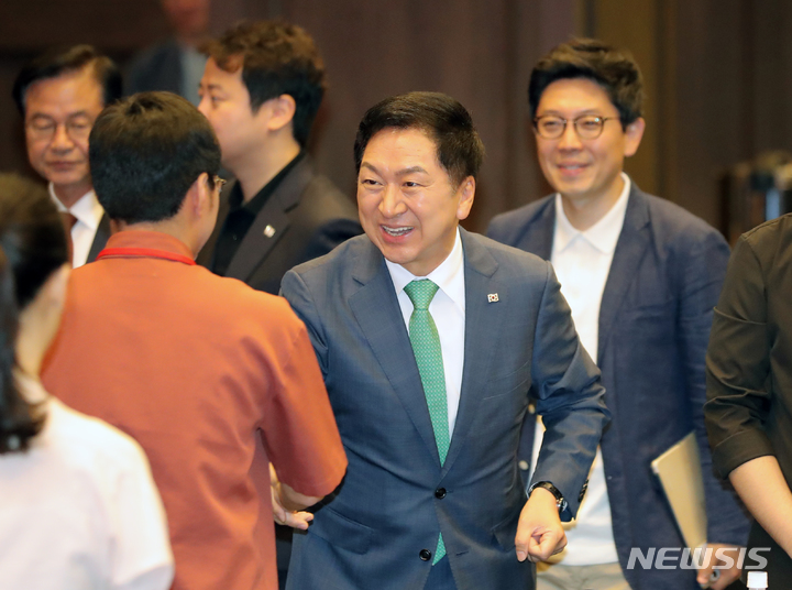 [서울=뉴시스] 김금보 기자 = 김기현 국민의힘 당대표가 30일 오전 서울 영등포구 중소기업중앙회 KBIZ홀에서 열린 '국민의힘 정책해커톤 청년ON다 공개오디션'에서 참석자들과 인사하고 있다. 2023.05.30. kgb@newsis.com