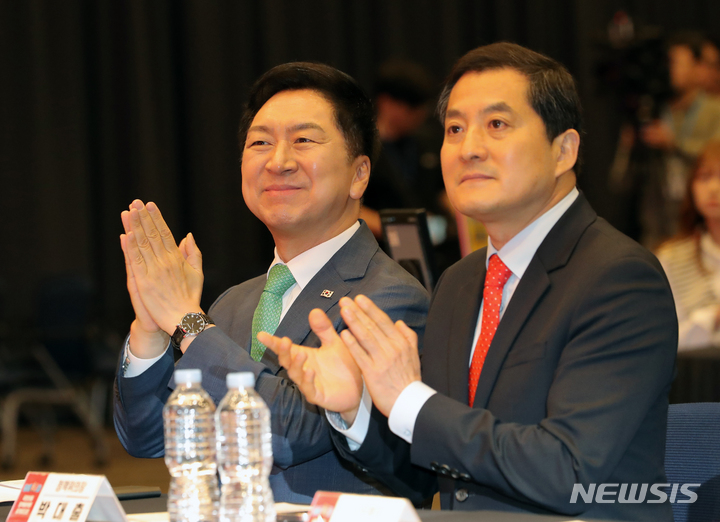 [서울=뉴시스] 김금보 기자 = 김기현 국민의힘 당대표와 박대출 정책위의장이 30일 오전 서울 영등포구 중소기업중앙회 KBIZ홀에서 열린 '국민의힘 정책해커톤 청년ON다 공개오디션'에서 박수치고 있다. 2023.05.30. kgb@newsis.com