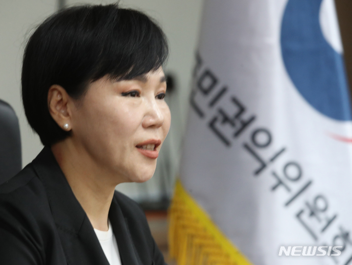 [서울=뉴시스] 김명원 기자 = 전현희 국민권익위원장이 지난달 30일 오전 서울 종로구 정부서울청사에서 긴급 현안 관련 기자간담회를 하고 있다. 이날 전현희 국민권익위원장은 김남국 더불어민주당 국회의원의 거액 투자 논란으로 불거진 국회의원 코인 보유 이해충돌 문제 및 중앙선거관리위원회 고위 간부들의 ‘자녀 특혜 채용’ 논란 등에 대해 입장을 밝혔다. 2023.05.30. kmx1105@newsis.com