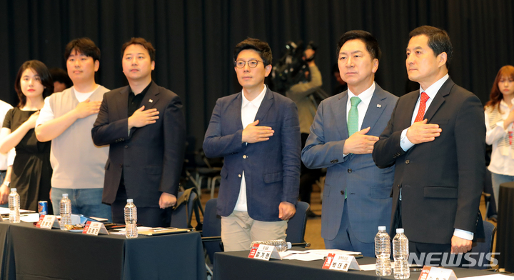 [서울=뉴시스] 김금보 기자 = 김기현 국민의힘 당대표와 박대출 정책위의장이 30일 오전 서울 영등포구 중소기업중앙회 KBIZ홀에서 열린 '국민의힘 정책해커톤 청년ON다 공개오디션'에서 국민의례를 하고 있다. 2023.05.30. kgb@newsis.com