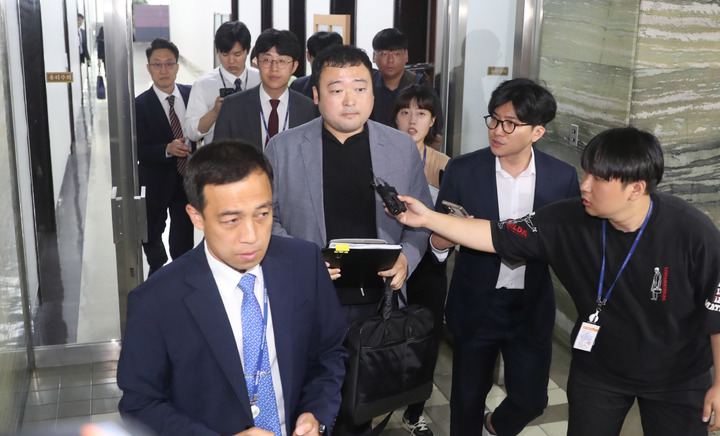 [서울=뉴시스] 추상철 기자 = 30일 오전 서울 여의도 국회에서 경찰이 한동훈 법무부 장관의 개인정보유출 의혹과 관련 압수수색을 위해 이동하고 있다. 2023.05.30. scchoo@newsis.com