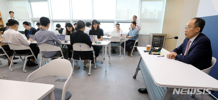 [세종=뉴시스] 강종민 기자 = 추경호 부총리 겸 기획재정부 장관이 30일 세종시 정부세종청사에서 열린 기자간담회에서 추가경정예산(추경) 편성은 하지 않겠다는 입장을 밝히고 있다. 2023.05.30. ppkjm@newsis.com