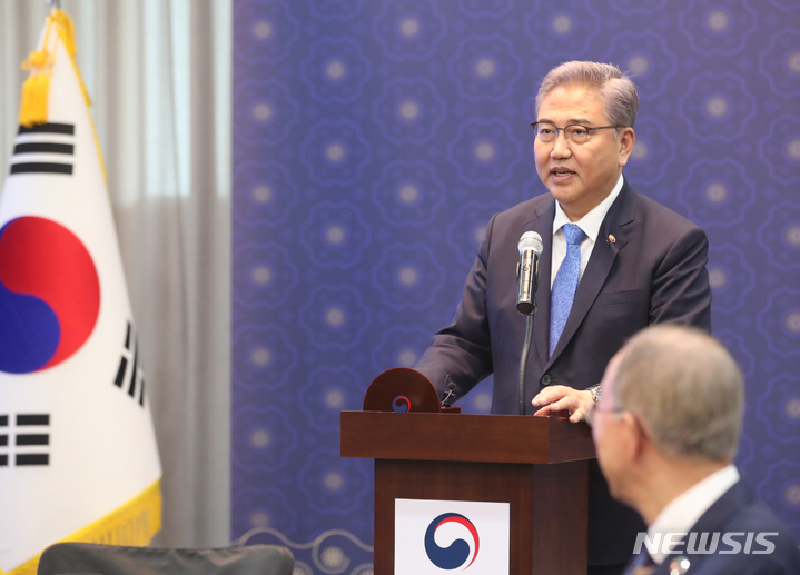 [서울=뉴시스] 김명원 기자 = 박진 외교부 장관이 30일 서울 종로구 외교부에서 열린 '디 엘더스'(The Elders) 초청 오찬행사에 참석해 환영사를 하고 있다.&nbsp; 넬슨 만델라 전 남아프리카공화국 대통령이 설립한 국제 원로그룹 '디 엘더스'는 아일랜드 대통령을 지낸 메리 로빈슨 의장을, 반기문 전 유엔사무총장이 이사회 부의장을 맏고 있다. 2023.05.30. kmx1105@newsis.com