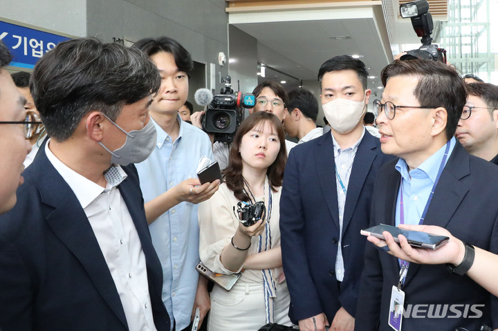 [서울=뉴시스] 권창회 기자 = 경찰이 한동훈 법무부 장관의 개인정보가 담긴 문건 유출 과정에 MBC 기자가 관여한 것으로 의심하고 해당 기자와 MBC, 국회사무처에 대한 압수수색에 나섰다. 경찰은 MBC 본사로 찾아왔지만 언론노조 등에 막혀 현관에서 대치 중이다. 사진은 30일 오후 서울 마포구 상암MBC에서 MBC 관계자와 경찰이 대화를 위해 이동하는 모습. 2023.05.30. kch0523@newsis.com