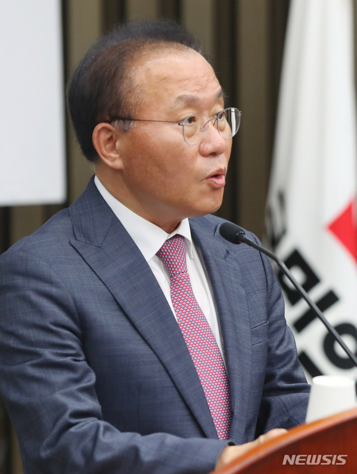 [서울=뉴시스] 추상철 기자 = 윤재옥 국민의힘 원내대표가 30일 오후 서울 여의도 국회에서 열린 의원총회에 참석해 발언하고 있다. 2023.05.30. scchoo@newsis.com