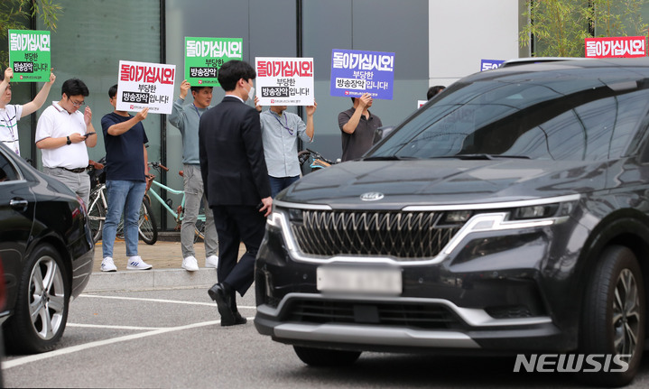[서울=뉴시스] 권창회 기자 = 경찰이 한동훈 법무부 장관의 개인정보가 담긴 문건 유출 과정에 MBC 기자가 관여한 것으로 의심하고 해당 기자와 MBC, 국회사무처에 대한 압수수색에 나섰다. 경찰은 MBC 본사로 찾아왔지만 언론노조 등에 막혀 결국 철수했다. 사진은 30일 오후 서울 마포구 상암MBC에서 언론노조 조합원이 철수하는 경찰차량에 손피켓을 든 모습. 2023.05.30. kch0523@newsis.com
