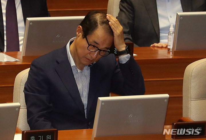 [서울=뉴시스] 이영환 기자 = 이성만 무소속 의원이 30일 오후 서울 여의도 국회에서 열린 제406회국회(임시회) 제2차 본회의에서 머리를 넘기고 있다. 2023.05.30. 20hwan@newsis.com