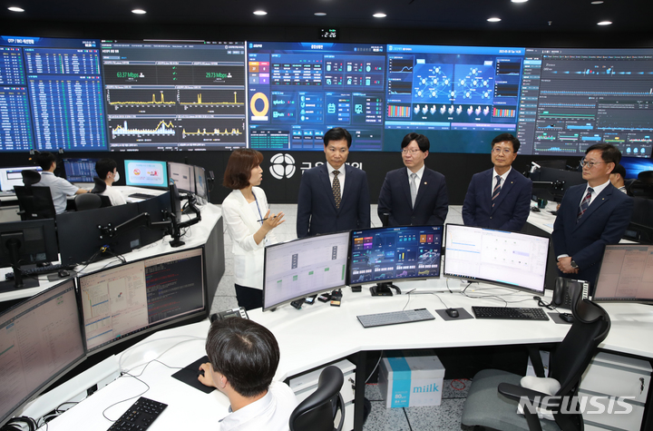 [성남=뉴시스] 고승민 기자 = 김소영 금융위원회 부위원장이 30일 대환대출 인프라 관련 현장방문을 위해 경기 성남 금융결제원 분당센터를 찾아 통합관제실을 살펴보며 관계자의 설명을 듣고 있다. 금융위원회는 31일 오전9시부터 온라인, 원스톱 대출 갈아타기 서비스를 개시한다고 밝혔다. 대출 갈아타기가 가능한 앱은 크게 대출 비교 플랫폼 앱(네이버페이, 뱅크샐러드, 카카오페이, 토스 등)과 주요 금융회사 앱(NH농협은행, 신한은행, 우리은행. KB국민은행, 하나은행 등) 등이다. 2023.05.30. kkssmm99@newsis.com