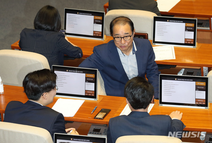 [서울=뉴시스] 고범준 기자 = 이성만 무소속 의원이 지난 30일 오후 서울 여의도 국회에서 열린 제406회국회(임시회) 제2차 본회의에서 참석 의원들과 대화를 하고 있다. 2023.05.30. bjko@newsis.com