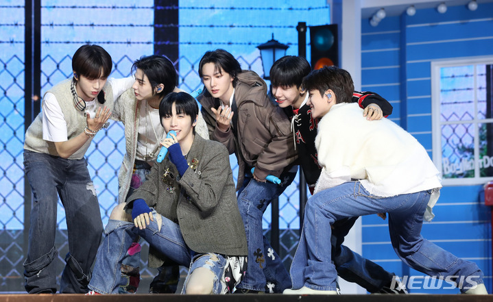 [서울=뉴시스] 황준선 기자 = 그룹 보이넥스트도어(성호, 리우, 명재현, 태산, 이한, 운학)이 30일 오후 서울 용산구 블루스퀘어에서 열린 데뷔 싱글 'WHO!' 발매 쇼케이스에서 수록곡 '돌아버리겠다' 무대를 선보이고 있다. 2023.05.30. hwang@newsis.com