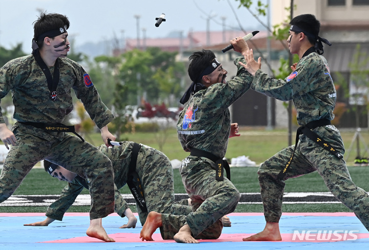 [평택=뉴시스] 김종택 기자 = 한미동맹 70주년을 맞아 30일 경기도 평택시 캠프 험프리스에서 열린 '한미 친선 주간 행사'에서 육군 제2군단 태권도 시범단이 공연하고 있다. 2023.05.30. jtk@newsis.com