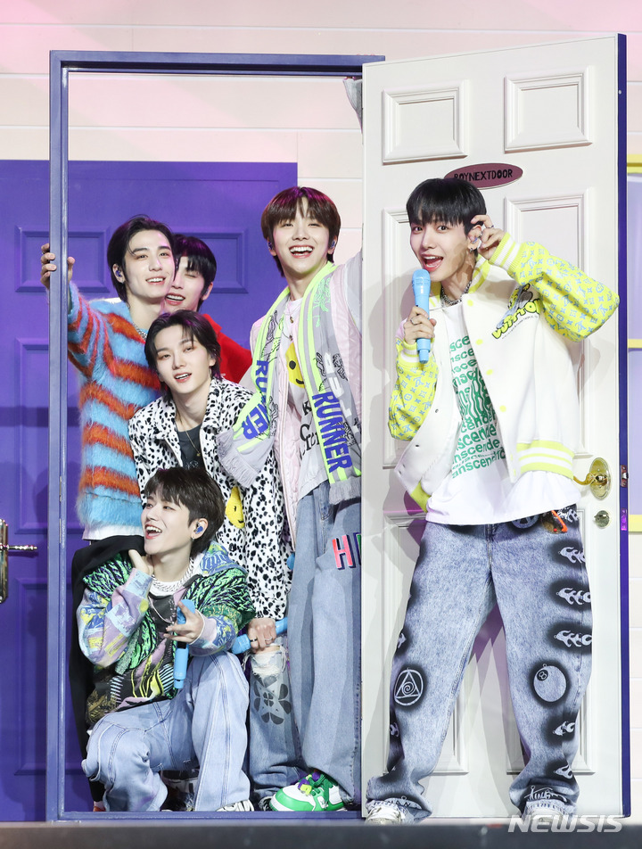 [서울=뉴시스] 황준선 기자 = 그룹 보이넥스트도어(성호, 리우, 명재현, 태산, 이한, 운학)이 30일 오후 서울 용산구 블루스퀘어에서 열린 데뷔 싱글 'WHO!' 발매 쇼케이스에서 수록곡 'One and Only'와 'Serenade' 무대를 선보이고 있다. 2023.05.30. hwang@newsis.com