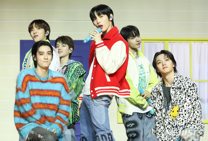 [서울=뉴시스] 황준선 기자 = 그룹 보이넥스트도어(성호, 리우, 명재현, 태산, 이한, 운학)이 30일 오후 서울 용산구 블루스퀘어에서 열린 데뷔 싱글 'WHO!' 발매 쇼케이스에서 수록곡 'One and Only'와 'Serenade' 무대를 선보이고 있다. 2023.05.30. hwang@newsis.com