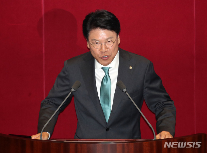 [서울=뉴시스] 고범준 기자 = 국회 과학기술정보방송통신위원장으로 당선된 장제원 국민의힘 의원이 30일 오후 서울 여의도 국회에서 열린 제406회국회(임시회) 제2차 본회의에서 당선 인사를 하고 있다. 2023.05.30. bjko@newsis.com