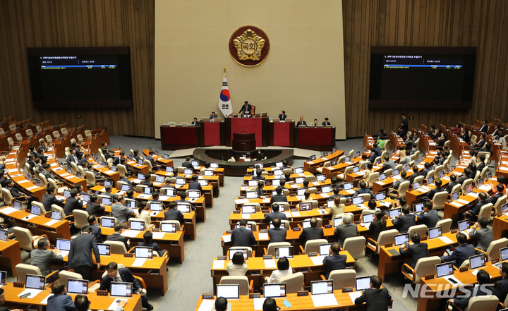 [서울=뉴시스] 고범준 기자 = 국회 과학기술정보방송통신위원장으로 당선된 장제원 국민의힘 의원이 30일 오후 서울 여의도 국회에서 열린 제406회국회(임시회) 제2차 본회의에서 당선 인사를 하기 위해 이동하고 있다. 2023.05.30. bjko@newsis.com