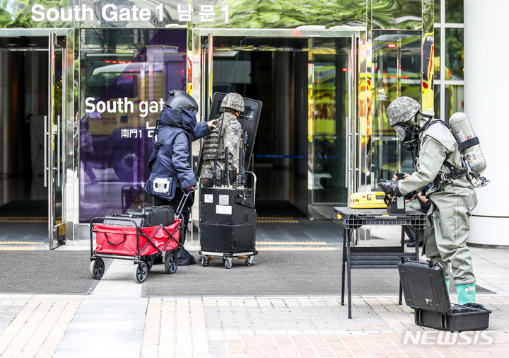 [서울=뉴시스] 정병혁 기자 = 30일 오후 서울 강남구 무역센터 소방도로에서 강남구청, 소방, 경찰, 군 등 유관기관 관계자들이 합동으로 2023년 재난대비 안전강남 긴급구조 종합훈련을 하고&nbsp; 있다. 2023.05.30. jhope@newsis.com
