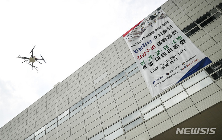 [서울=뉴시스] 정병혁 기자 = 30일 오후 서울 강남구 무역센터 소방도로에서 강남구청, 소방, 경찰, 군 등 유관기관 관계자들이 합동으로 2023년 재난대비 안전강남 긴급구조 종합훈련을 하고 있다. 2023.05.30. jhope@newsis.com