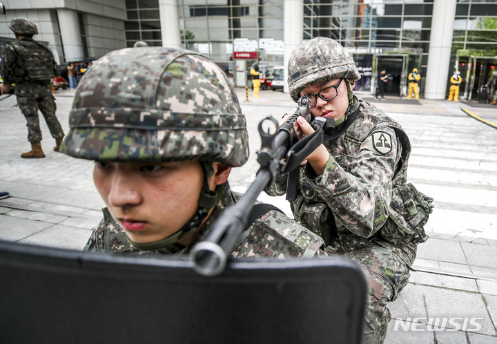 [서울=뉴시스] 정병혁 기자 = 30일 오후 서울 강남구 무역센터 소방도로에서 강남구청, 소방, 경찰, 군 등 유관기관 관계자들이 합동으로 2023년 재난대비 안전강남 긴급구조 종합훈련을 하고 있다. 2023.05.30. jhope@newsis.com