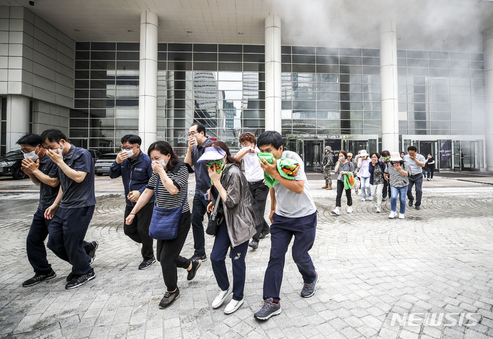 [서울=뉴시스] 정병혁 기자 = 지난달 30일 오후 서울 강남구 무역센터 소방도로에서 강남구청, 소방, 경찰, 군 등 유관기관 관계자들이 합동으로 2023년 재난대비 안전강남 긴급구조 종합훈련을 하고 있다. 2023.05.30. jhope@newsis.com