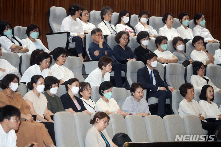 [서울=뉴시스] 이영환 기자 = 대한간호협회 회원들이 30일 오후 서울 여의도 국회에서 열린 제406회국회(임시회) 제2차 본회의에서 간호법안 재의의 건 관련 찬반토론을 지켜보고 있다. 2023.05.30. 20hwan@newsis.com