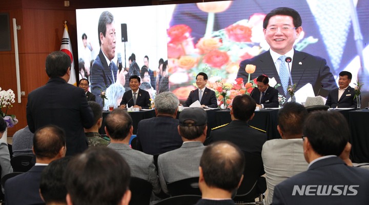 [장성=뉴시스] 이창우 기자=김영록 전남도지사가 30일 오후 장성군청 아카데미홀에서 열린 장성군민과 함께하는 2023 도민과의 대화에서 군민들과 즉문즉답을 하고 있다. (사진=장성군 제공) 2023.05.30. photo@newsis.com *재판매 및 DB 금지