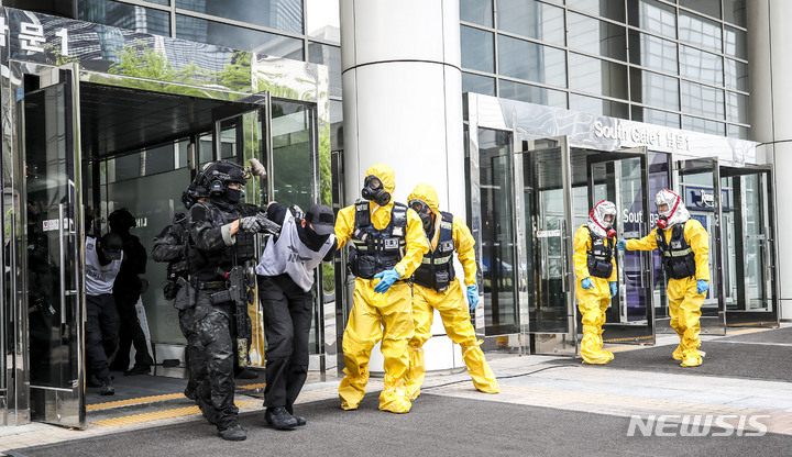 [서울=뉴시스] 정병혁 기자 = 30일 오후 서울 강남구 무역센터 소방도로에서 강남구청, 소방, 경찰, 군 등 유관기관 관계자들이 합동으로 2023년 재난대비 안전강남 긴급구조 종합훈련을 하고 있다. 2023.05.30. jhope@newsis.com