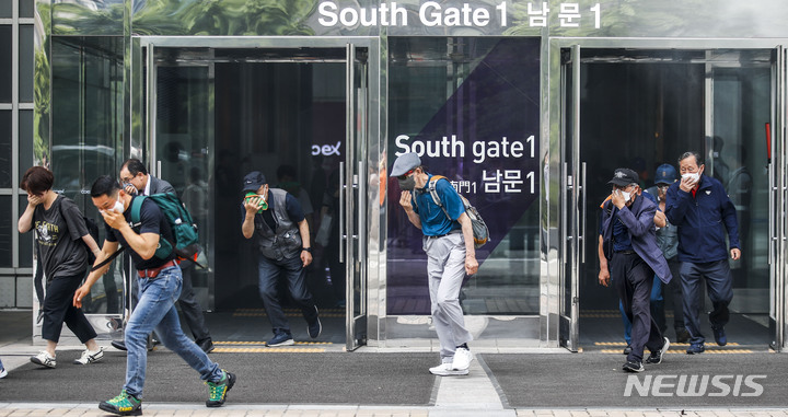 [서울=뉴시스] 정병혁 기자 = 30일 오후 서울 강남구 무역센터 소방도로에서 강남구청, 소방, 경찰, 군 등 유관기관 관계자들이 합동으로 2023년 재난대비 안전강남 긴급구조 종합훈련을 하고 있다. 2023.05.30. jhope@newsis.com