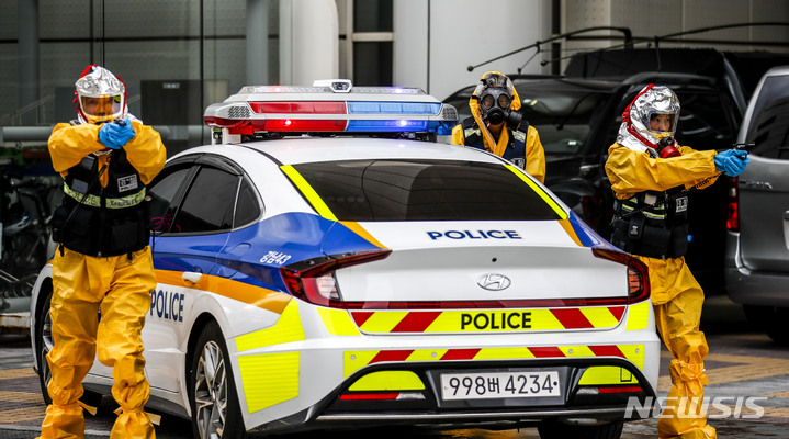 [서울=뉴시스] 정병혁 기자 = 30일 오후 서울 강남구 무역센터 소방도로에서 강남구청, 소방, 경찰, 군 등 유관기관 관계자들이 합동으로 2023년 재난대비 안전강남 긴급구조 종합훈련을 하고 있다. 2023.05.30. jhope@newsis.com