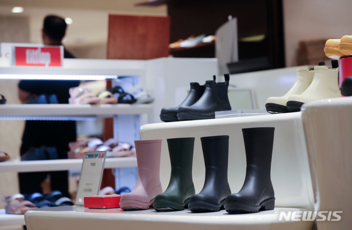 [서울=뉴시스] 지난 5월30일 서울의 한 백화점에 입점한 컴포트 슬리퍼 브랜드 핏플랍 매장에서 레인부츠가 판매되고 있다. 해당 사진은 기사 내용과 관련이 없습니다. (사진=뉴시스 DB). photo@newsis.com 