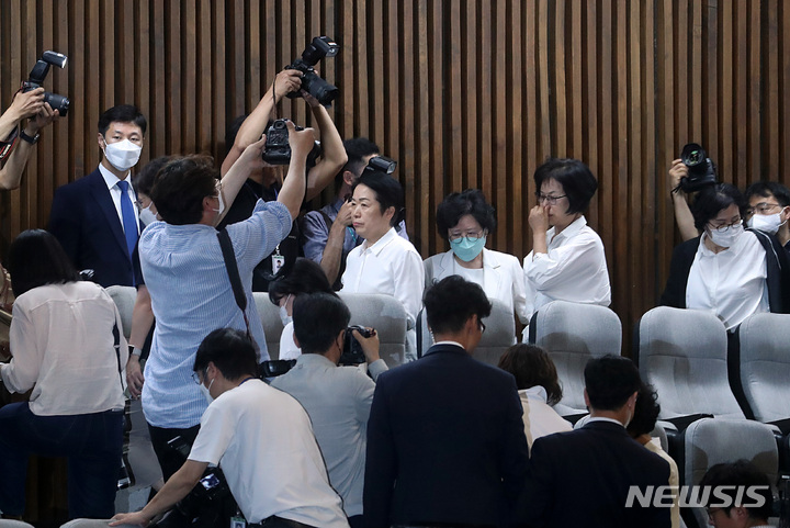 [서울=뉴시스] 이영환 기자 = 김영경 대한간호협회장과 회원들이 30일 오후 서울 여의도 국회에서 열린 제406회국회(임시회) 제2차 본회의에서 진행된 간호법안 재의의 건 투표가 부결되자 굳은 표정으로 회의장을 나서고 있다. 2023.05.30. 20hwan@newsis.com
