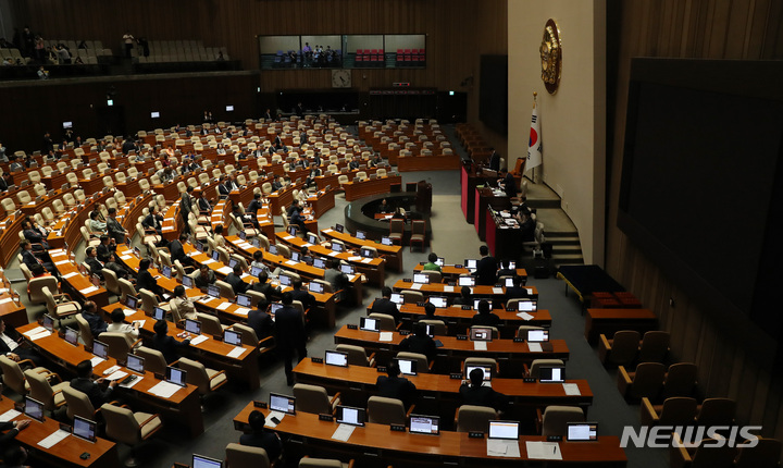 [서울=뉴시스] 이영환 기자 = 김진표 국회의장이 30일 오후 서울 여의도 국회에서 열린 제406회국회(임시회) 제2차 본회의에서 진행된 간호법안 재의의 건 투표 부결을 알리고 있다. 투표 결과는 찬성 178표, 반대 107표, 무효 4표. 2023.05.30. 20hwan@newsis.com