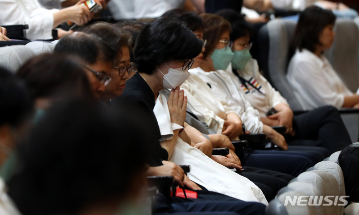 [서울=뉴시스] 추상철 기자 = 대한간호협회 회원들이 30일 오후 서울 여의도 국회에서 간호법 제정안 재투표 결과를 기다리고 있다. 2023.05.30. scchoo@newsis.com