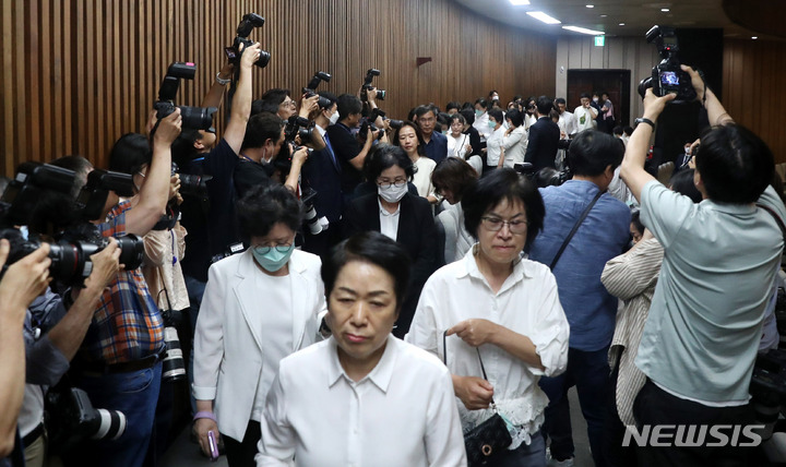 [서울=뉴시스] 추상철 기자 = 지난 5월, 김영경 대한간호협회 회장을 비롯한 회원들이 오후 서울 여의도 국회에서 간호법 제정안 재투표 결과 부결된 후 본회의장을 나서고 있다. 2023.05.30. scchoo@newsis.com