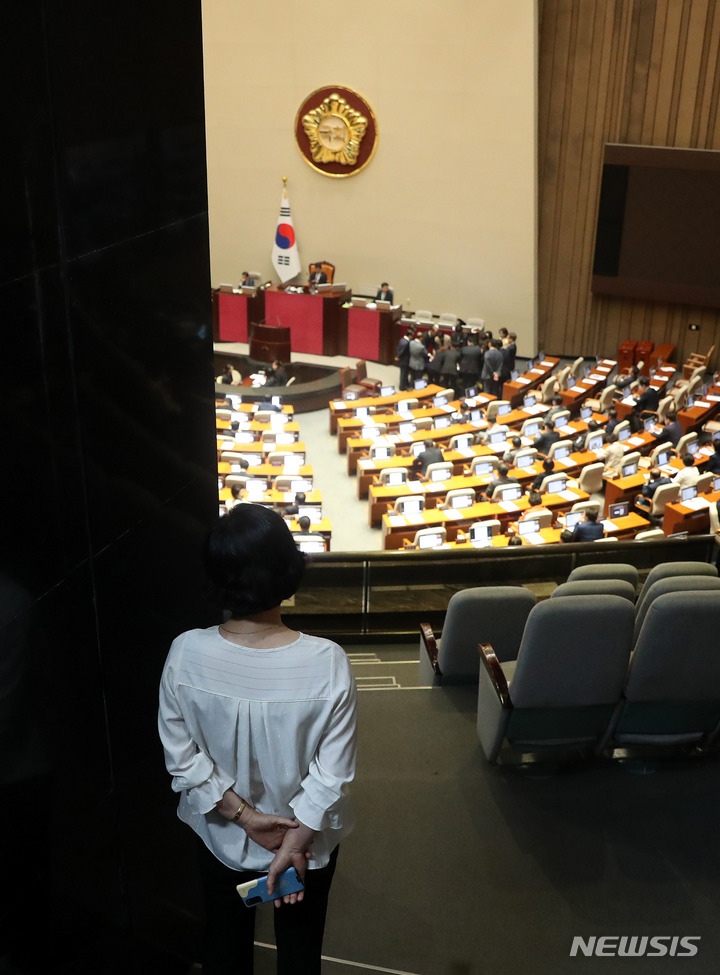 [서울=뉴시스] 추상철 기자 = 대한간호협회 회원이 30일 오후 서울 여의도 국회에서 간호법 제정안 재투표 결과를 기다리고 있다. 2023.05.30. scchoo@newsis.com