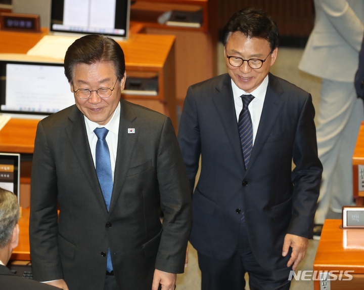 [서울=뉴시스] 고범준 기자 = 이재명 더불어민주당 대표와 박광온 원내대표가 30일 오후 서울 여의도 국회에서 열린 제406회국회(임시회) 제2차 본회의에서 간호법안 재의의 건 투표를 마친 후 자리로 향하고 있다. 2023.05.30. bjko@newsis.com