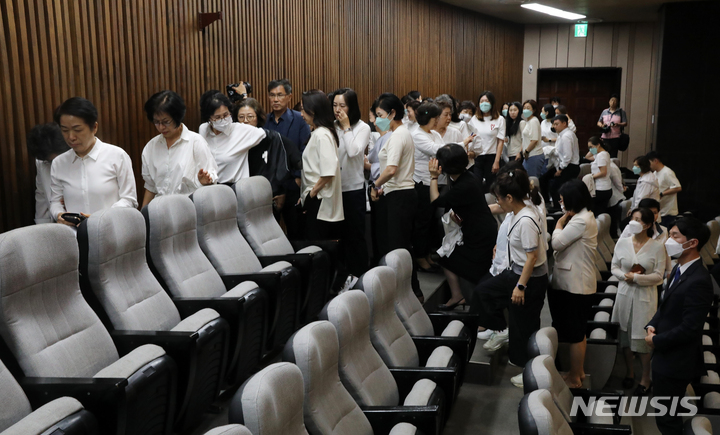 [서울=뉴시스] 고범준 기자 = 김영경 대한간호협회장과 회원들이 30일 오후 서울 여의도 국회에서 열린 제406회국회(임시회) 제2차 본회의에서 간호법안 재의의 건의 투표가 부결되자 심각한 표정을 짓고 퇴장하고 있다. 2023.05.30. bjko@newsis.com