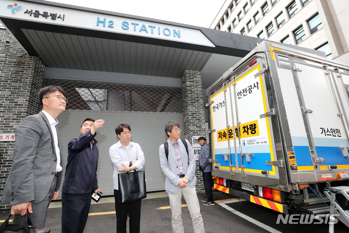 [서울=뉴시스] 김명년 기자 = 산업통상자원부가 수소 산업의 상시적 규제혁신을 추진하기 위한 ‘수소산업 규제혁신 민관협의체’를 출범시킨 30일 오후 서울시청 서소문청사 수소충전소에서 민관협의체 위원들이 관계자에게 운영 중 애로사항 등을 청취하고 있다. 2023.05.30. kmn@newsis.com