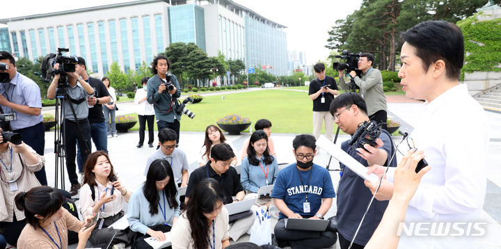 [서울=뉴시스] 전진환 기자 = 김영경 대한간호협회장이 30일 오후 서울 여의도 국회 본관 앞에서 '간호법안 재의의 건' 부결에 대한 입장을 밝히고 있다. 2023.05.30. amin2@newsis.com