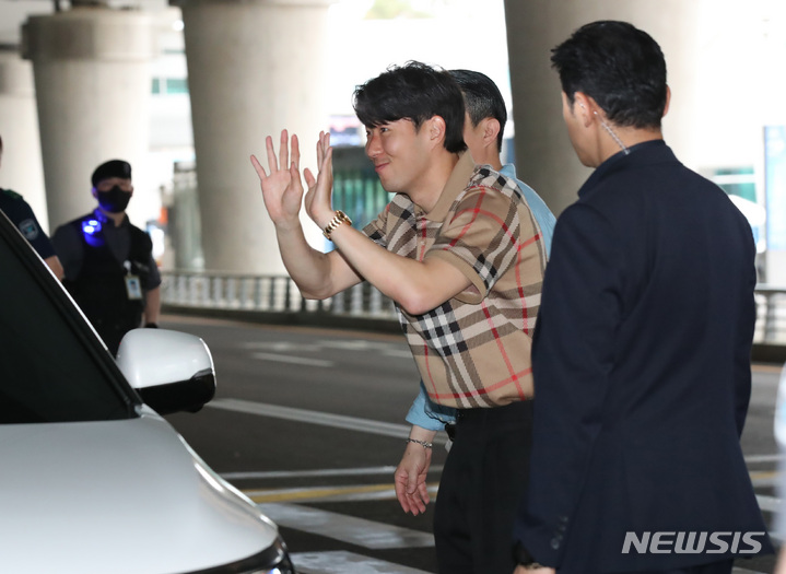 [인천공항=뉴시스] 조수정 기자 = 잉글랜드 프로축구 프리미어리그(EPL) 2022~2023시즌을 마친 축구 국가대표 캡틴 손흥민(토트넘)이 30일 오후 인천국제공항 제2여객터미널을 통해 귀국하며 팬들에게 인사하고 있다.&nbsp; 2023.05.30. chocrystal@newsis.com