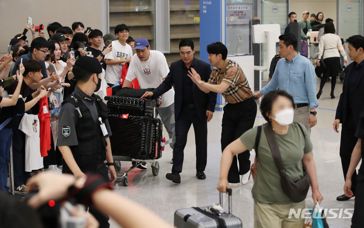 [인천공항=뉴시스] 조수정 기자 = 잉글랜드 프로축구 프리미어리그(EPL) 2022~2023시즌을 마친 축구 국가대표 캡틴 손흥민(토트넘)이 30일 오후 인천국제공항 제2여객터미널을 통해 귀국하며 팬들에게 인사하고 있다.&nbsp; 2023.05.30. chocrystal@newsis.com