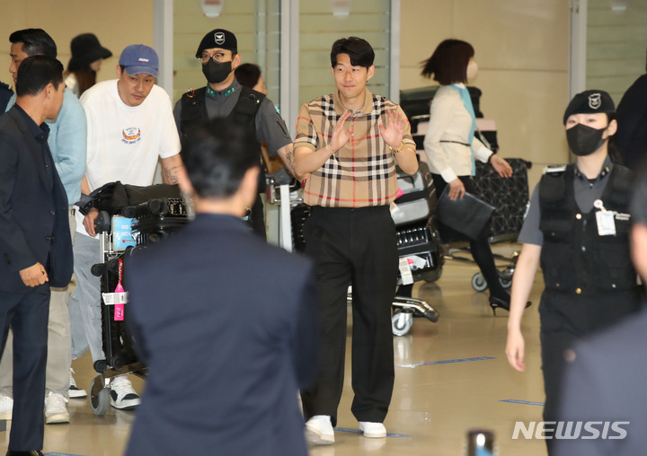 [인천공항=뉴시스] 조수정 기자 = 잉글랜드 프로축구 프리미어리그(EPL) 2022~2023시즌을 마친 축구 국가대표 캡틴 손흥민(토트넘)이 30일 오후 인천국제공항 제2여객터미널을 통해 귀국하며 팬들에게 인사하고 있다.&nbsp; 2023.05.30. chocrystal@newsis.com