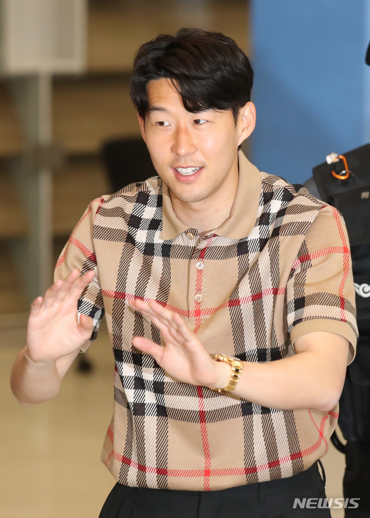 [인천공항=뉴시스] 조수정 기자 = 잉글랜드 프로축구 프리미어리그(EPL) 2022~2023시즌을 마친 축구 국가대표 캡틴 손흥민(토트넘)이 30일 오후 인천국제공항 제2여객터미널을 통해 귀국하며 팬들에게 인사하고 있다.&nbsp; 2023.05.30. chocrystal@newsis.com