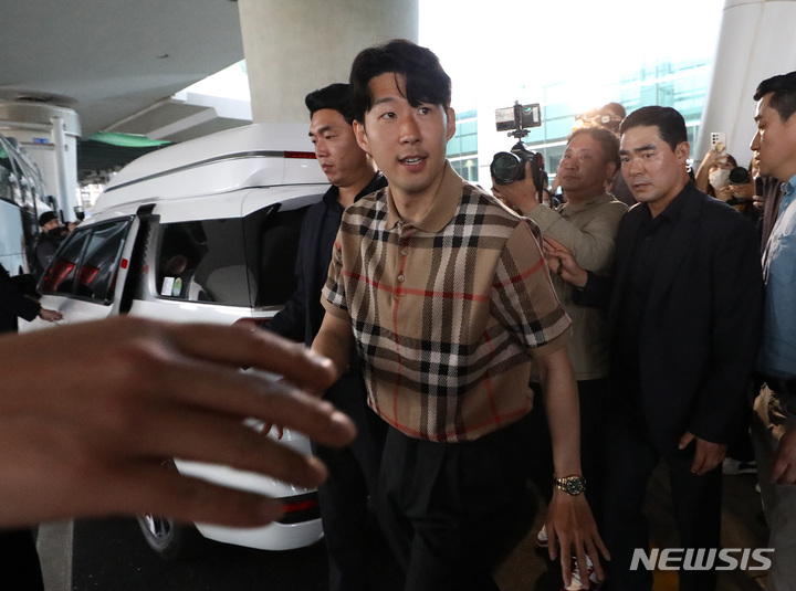 [인천공항=뉴시스] 조수정 기자 = 잉글랜드 프로축구 프리미어리그(EPL) 2022~2023시즌을 마친 축구 국가대표 캡틴 손흥민(토트넘)이 30일 오후 인천국제공항 제2여객터미널을 통해 귀국하며 팬들에게 인사하고 있다.&nbsp; 2023.05.30. chocrystal@newsis.com